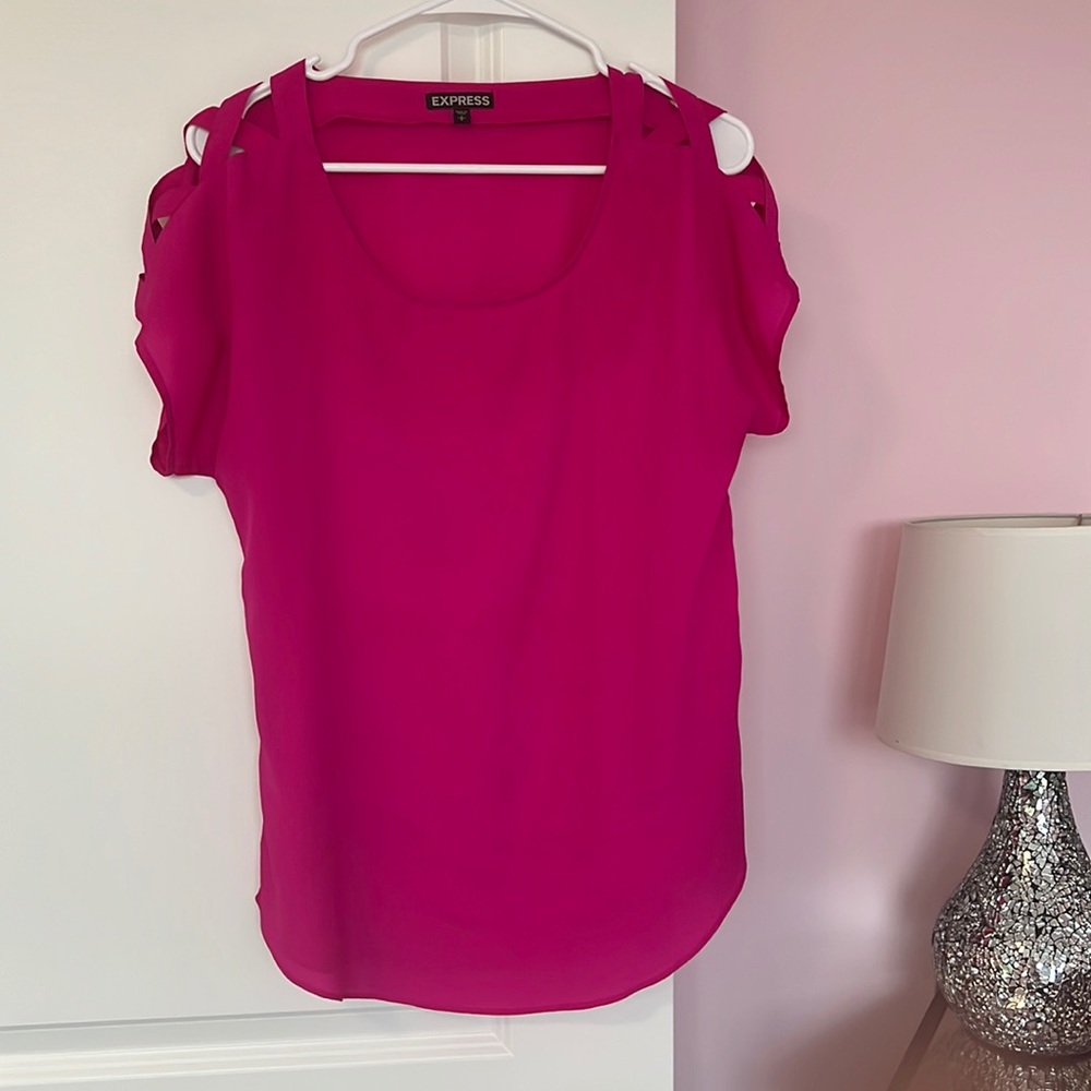 Express pink top with cross-cross pattern on shoulders🥰